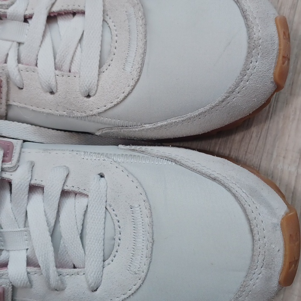 Size 9.5 - UNDER ARMOUR sneakers. White & pink gym shoes. Round toe lace closure - Picture 6 of 16